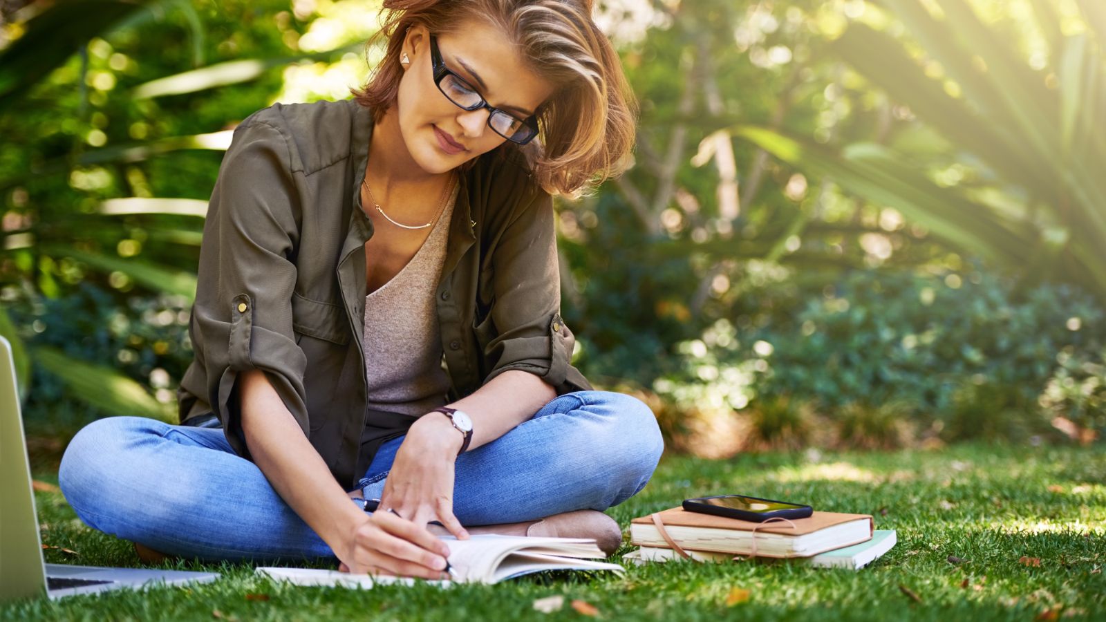 Schrijven In Notitieboekje Shutterstock 2482456205.jpg